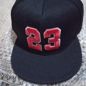 597c9aef-bb79-4bea-ad43-a1cfb8249d5c Casquette de Baseball Homme Brodée "23" - Noire avec Bord Rouge, Snapback Ajustable