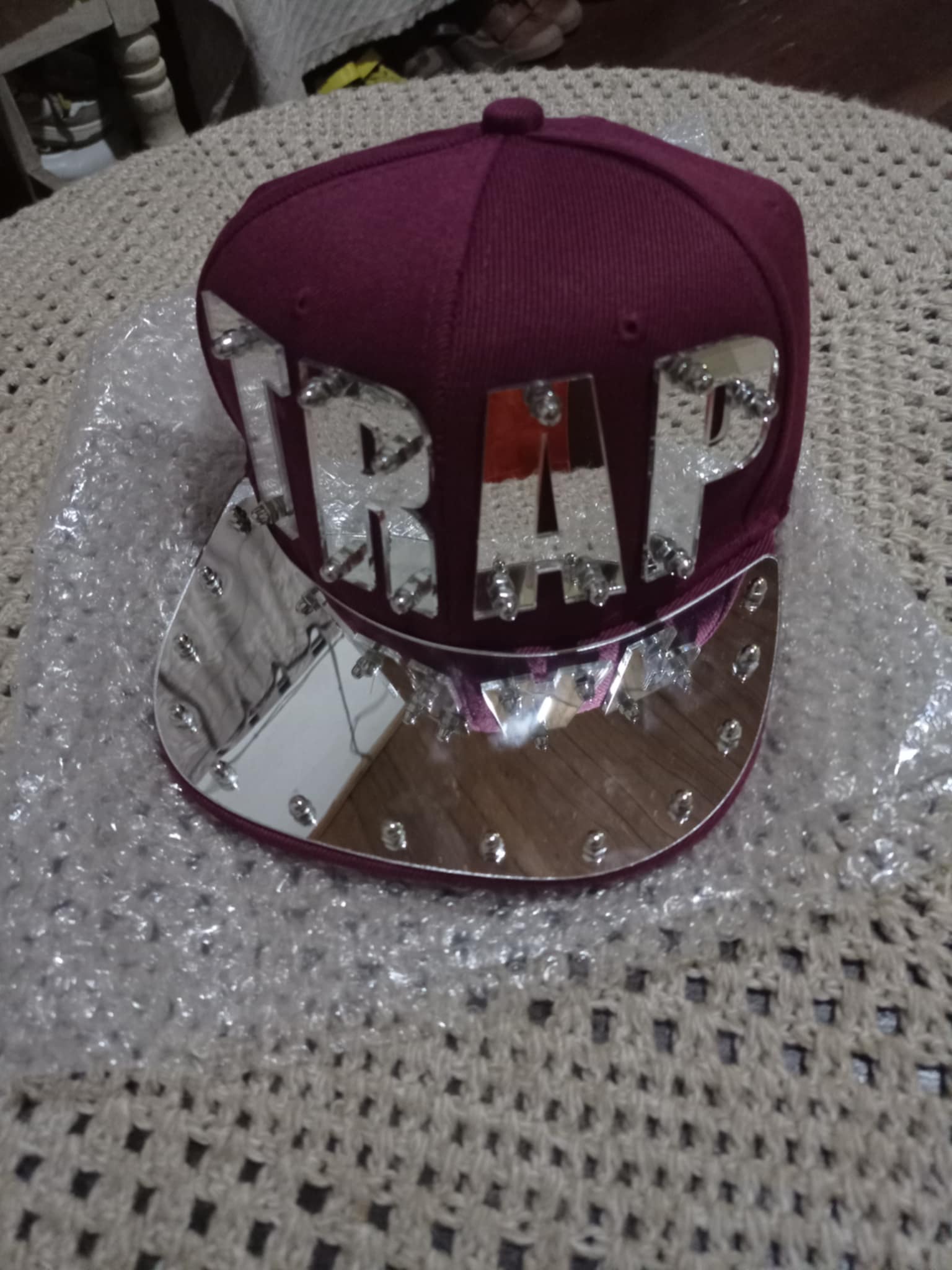 "TRAP" Ornée de Strass - Polyester Léger, Ajustable pour le Style Urbain, Fêtes & Événements Rock