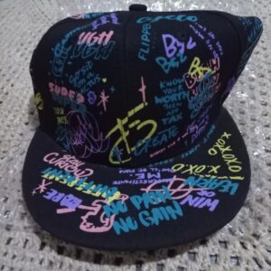 a610abec-4590-45cd-9794-ccc14b97e2b6 Casquette snapback colorée de style graffiti, chapeau à bord plat réglable, casquette de baseball de protection solaire d'extérieur pour femmes, accessoire de mode urbain tendance