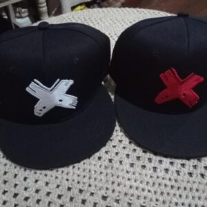 b39c79a8-f6ff-4abf-b8b3-e13180825df5 2 chapeaux unisexe tendance, casquettes polyvalentes, idéales pour les fêtes punk et Halloween.