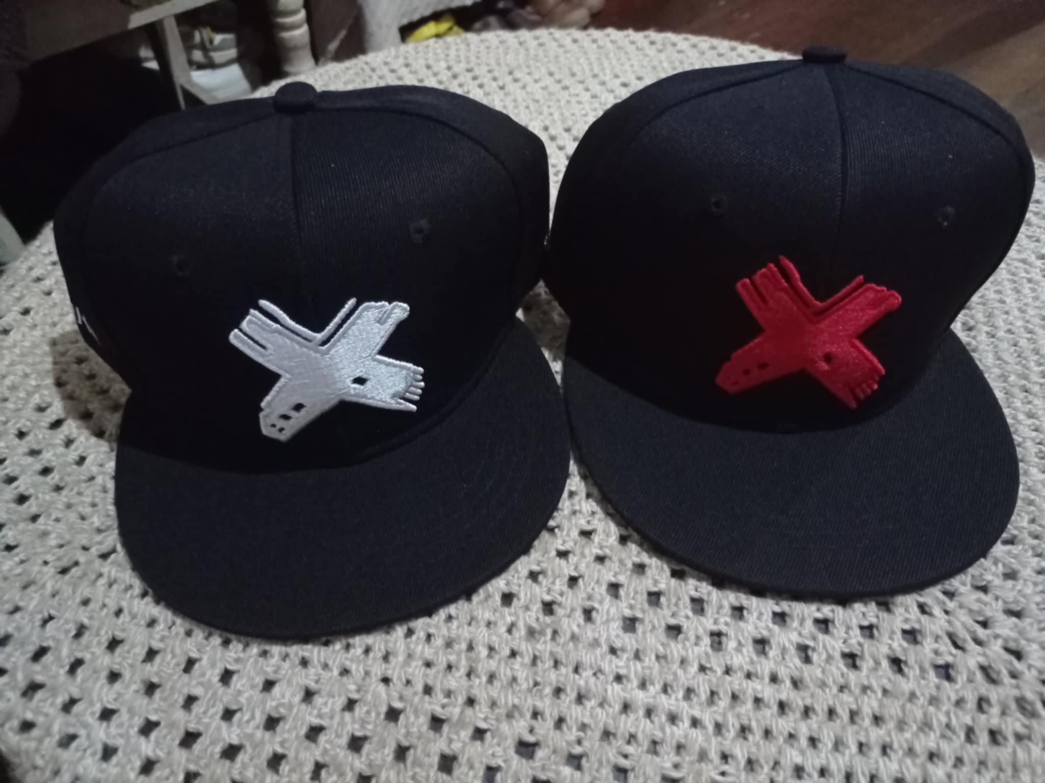 2 chapeaux unisexe tendance, casquettes polyvalentes, idéales pour les fêtes punk et Halloween.